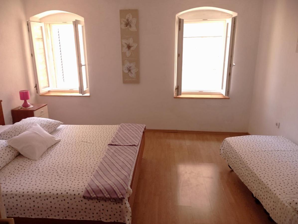 Ana Apartments Вис Екстериор снимка